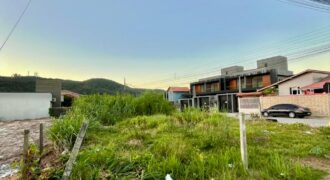 Terreno de esquina a apenas 400 metros da Praia de Zimbros Por R$ 750.000 – Excelente Oportunidade!